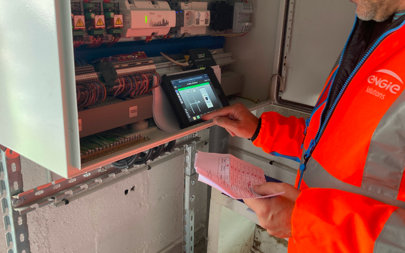 User research observation, technician using tablet app control room